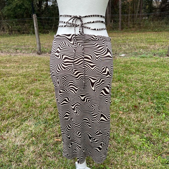 H&M wavy design skirt - Picture 3 of 5